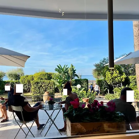 לינה וארוחת בוקר Maria Luxury 4*
